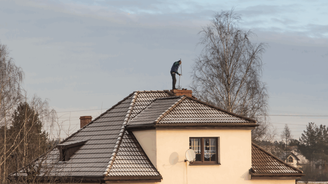 Poêle à bois, insert, cheminée : à quelle fréquence devez-vous ramoner ?